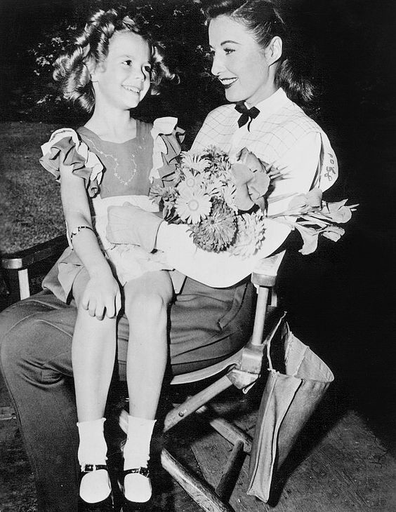 A lo Shirley Temple, junto a Barbara Stanwyck