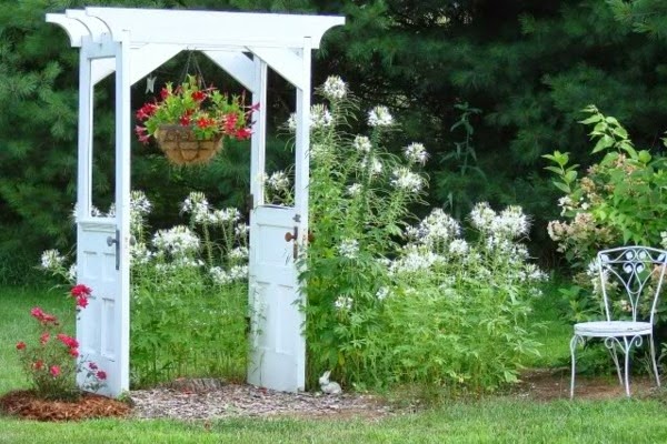 Reuse your old doors – cool decorations and DIY furniture