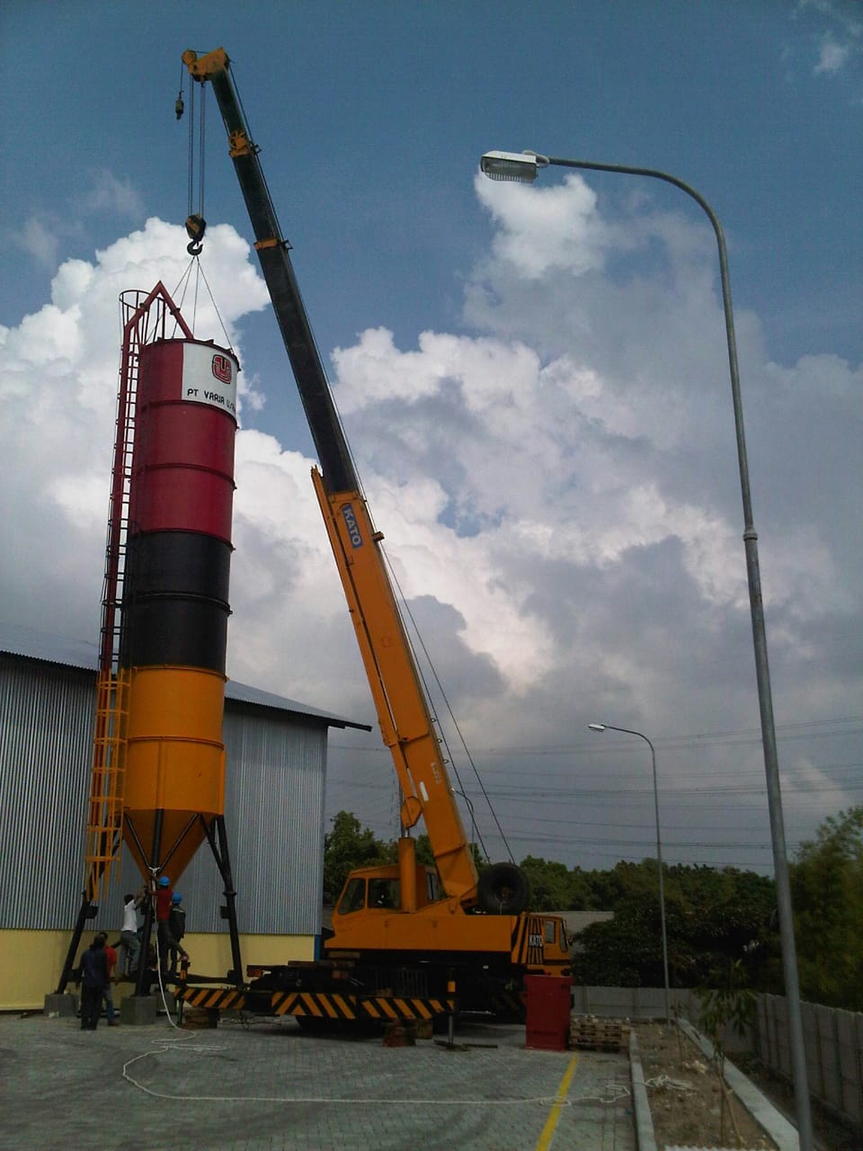 Wheel Loader Baru Rental Mobil Crane dan Rafter Crane di Surabaya