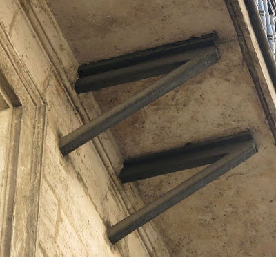Console métallique du balcon du 7 rue des Saints-Pères à Paris