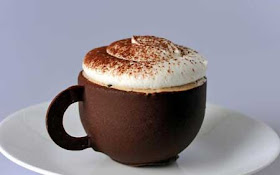 علب وأكواب من الشوكولاته تؤكل!