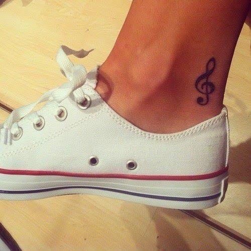 Pequenas músicas tatuagens no pé