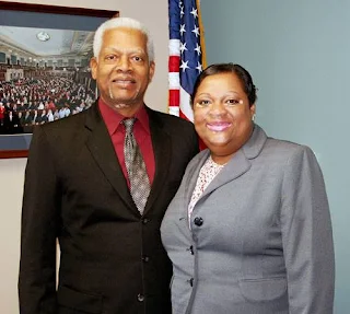 Congresista Hank Johnson y Natasha McCarthy de Vitiligo Bond Inc