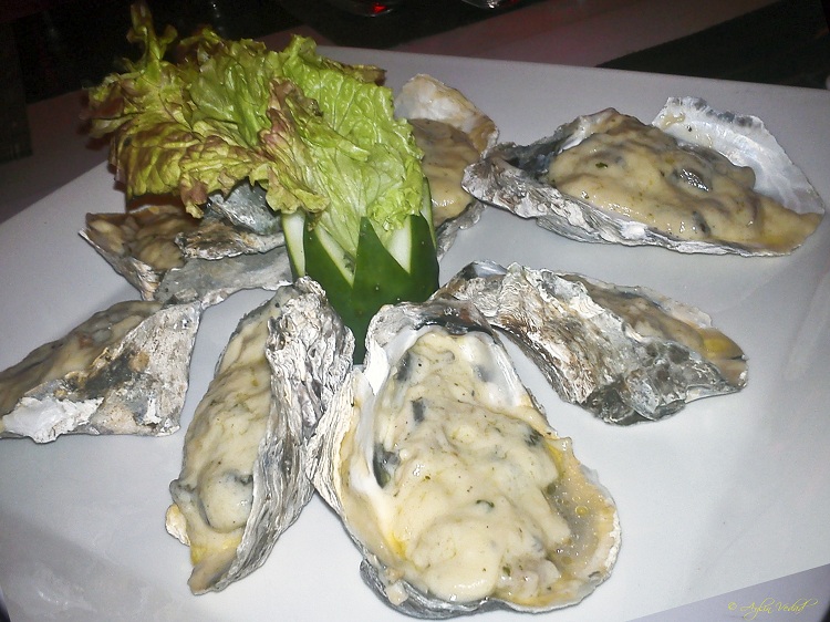  Baked Oyster with Champagne Sauce 