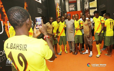 3 Photos of excited Nigerian Football league players as they visit Valencia's stadium