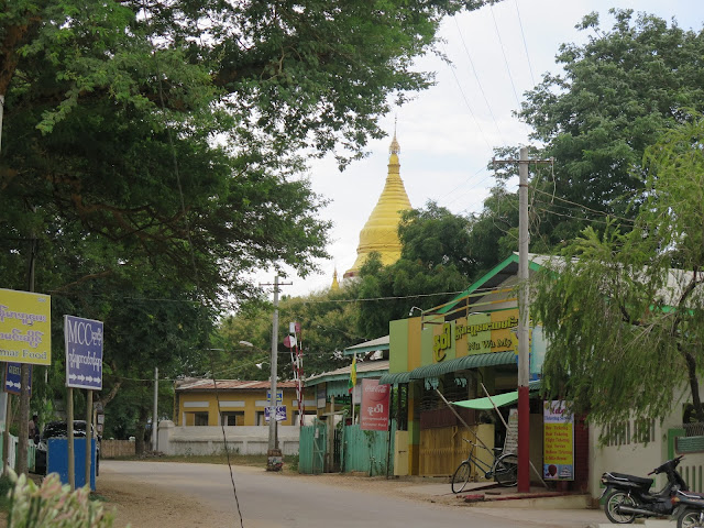 Zona cercana a la Shwezigon Pagoda en Nyang - U