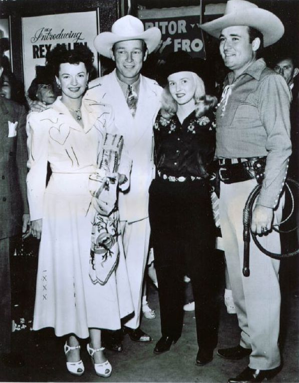 28 Amazing Vintage Photos Show the Sweet Love of Roy Rogers and Dale