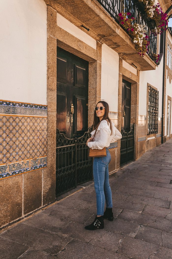 white shirt skinny jeans ankle boots outfit