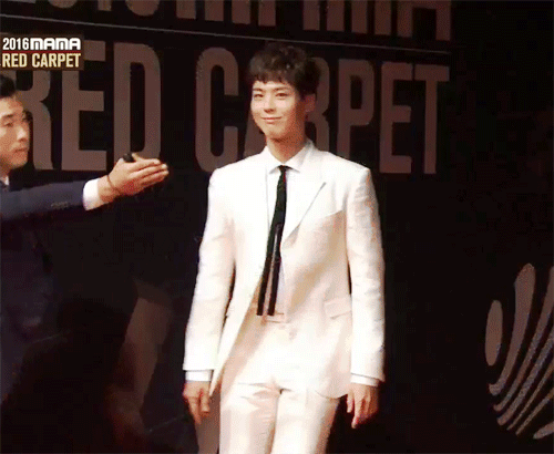 박보검 어제자 흰수트, 레드카펫 입장.gif | 인스티즈