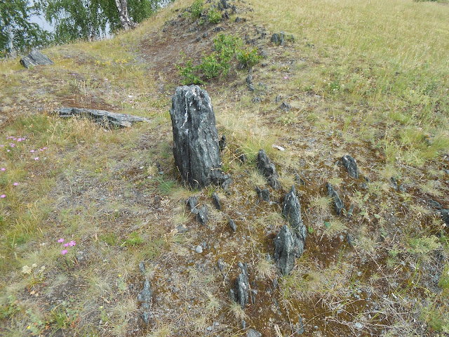 гряда из каменных останцев на берегу озера Большие Касли