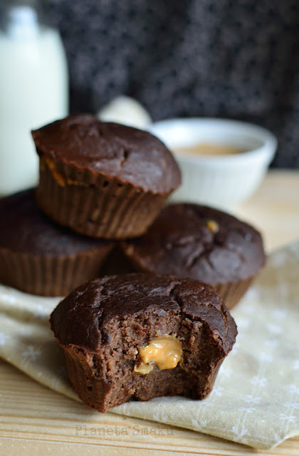 fit muffinki, zdrowe babeczki, zdrowe brownie, masło orzechowe