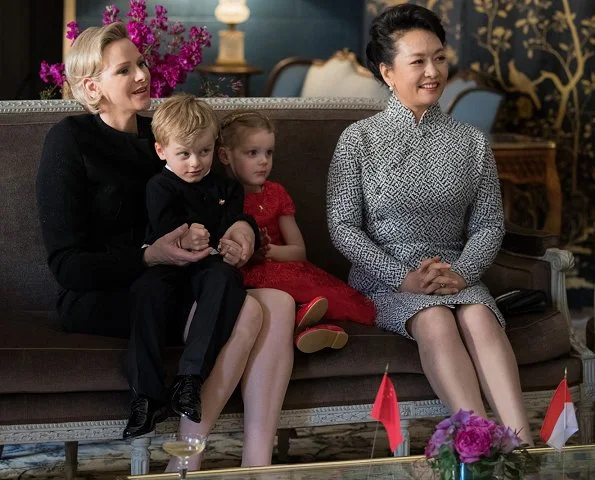 Prince Albert, Princess Charlene, Princess Caroline and Princess Stéphanie hosted President Xi Jinping and Peng Liyuan. Akris dress