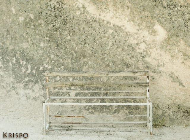 silla herrumbrosa junto pared piedra