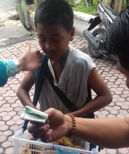 Ya Allah, Bocah Ini Jual Pisang Goreng Sambil Menangis, Alasannya Sungguh Memilukan