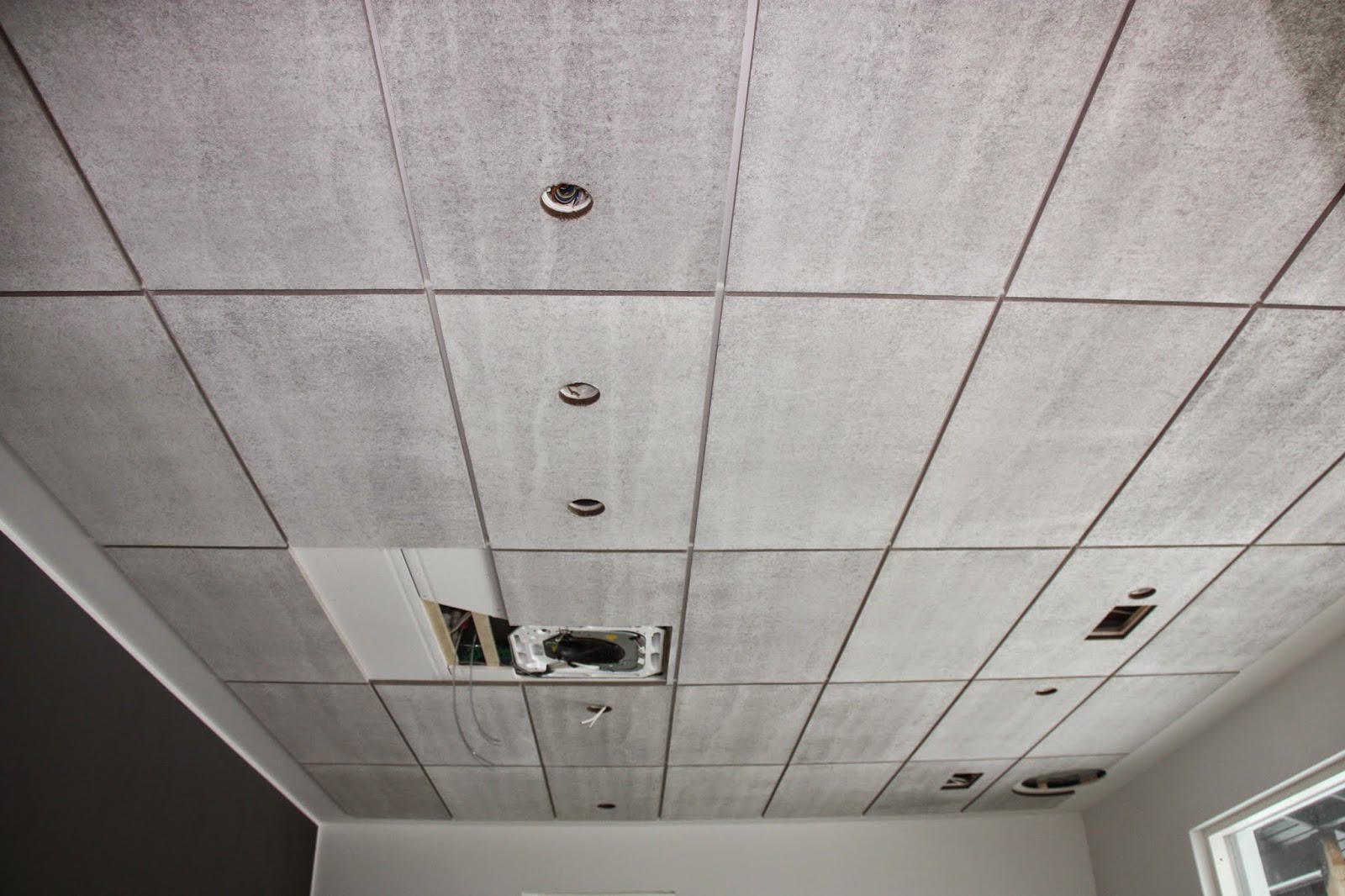 Konto akustiikkalevyt korkean tilan kattoon asennettuina.