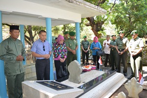 Brigjen TNI Kurnia Dewantara Bersama Istri Ziarah di Makam Jenderal Purn Muh Yusuf