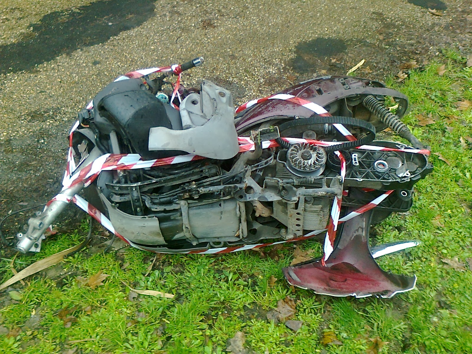 ROMA FA SCHIFO: Il senso di una città per il nastro a fettuccia bianco