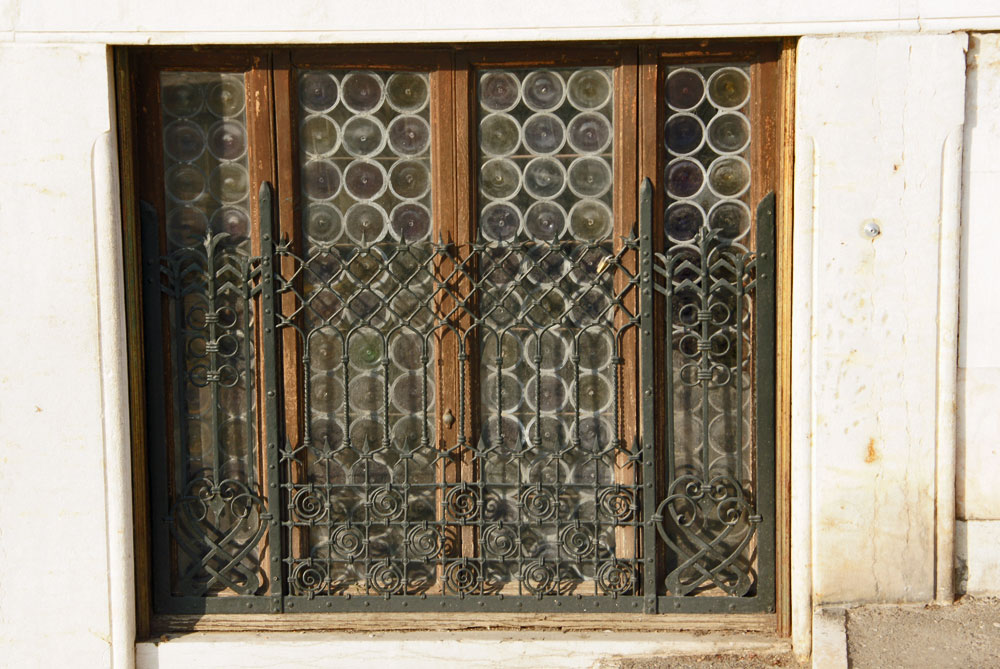 忘れへんうちに Avant d’oublier ヴェネツィアで見かけた窓ガラスに並ぶ丸いものはロンデル