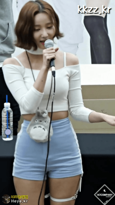 모모랜드, 어깨드러나는 오프숄더 연우..