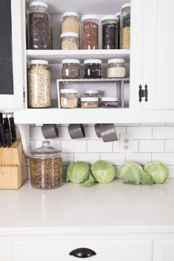 How To Organize Your Pantry Using Mason Jars / Home Decor & Weddings