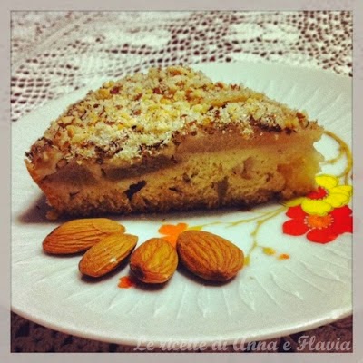 torta con farina di riso, pere e granella di mandorle