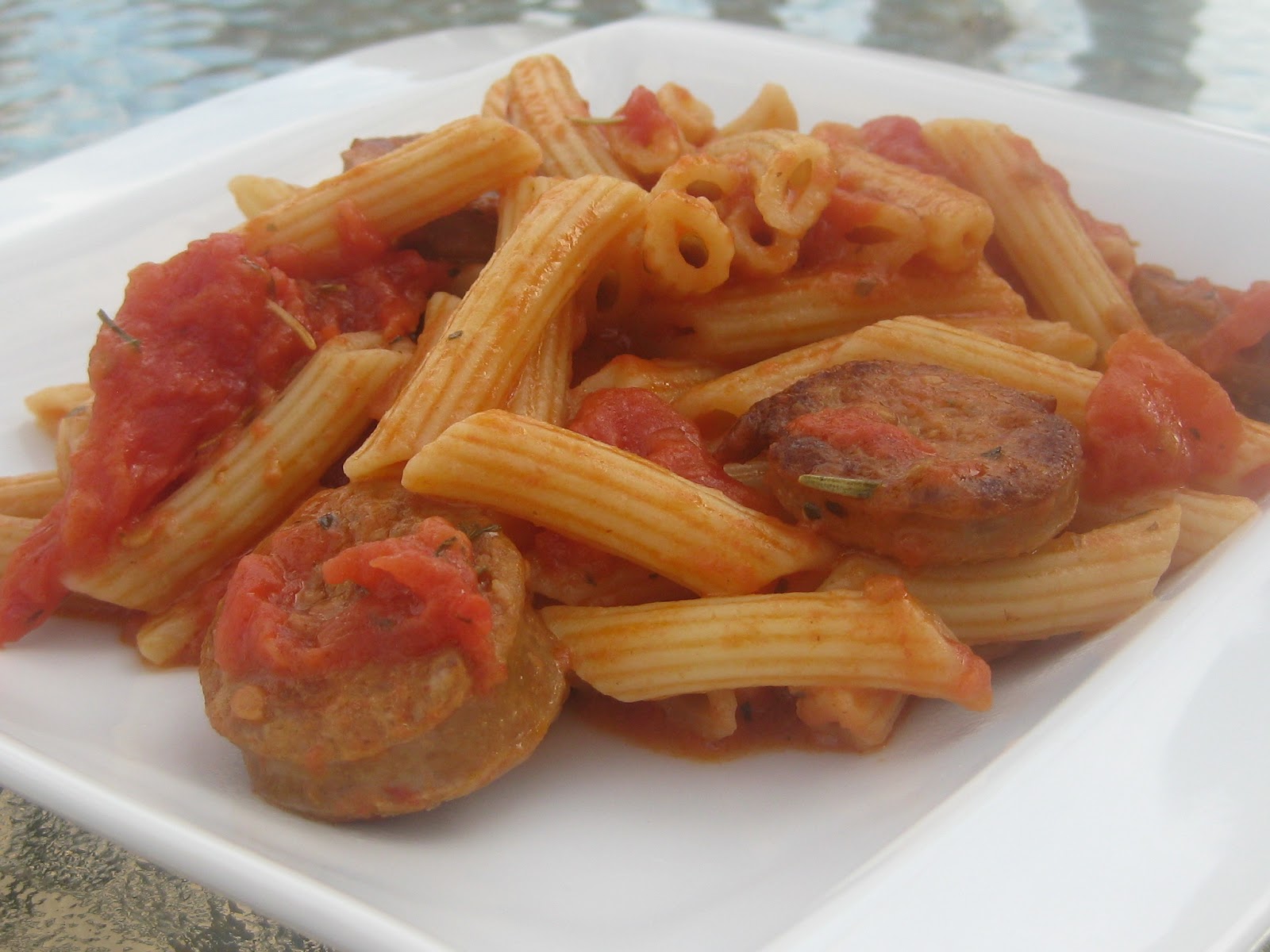 Penne sauce crémeuse aux tomates et aux saucisses italiennes Bedon
