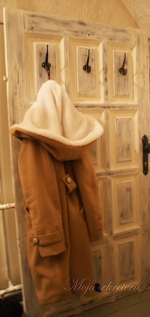płaszczy wiszący na drzwiach