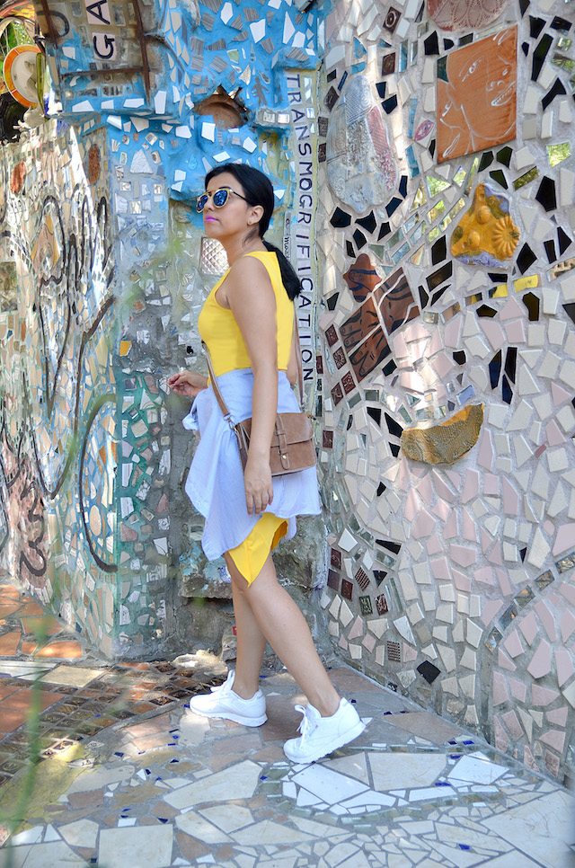 Philadelphia's Magic Gardens-Cómo combinar un vestido amarillo con zapatillas blancas- camisas amarradas a la cintura- MariEstilo- Fashion Blogger