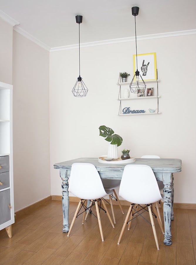 Mesa antigua pintada con sillas Eames