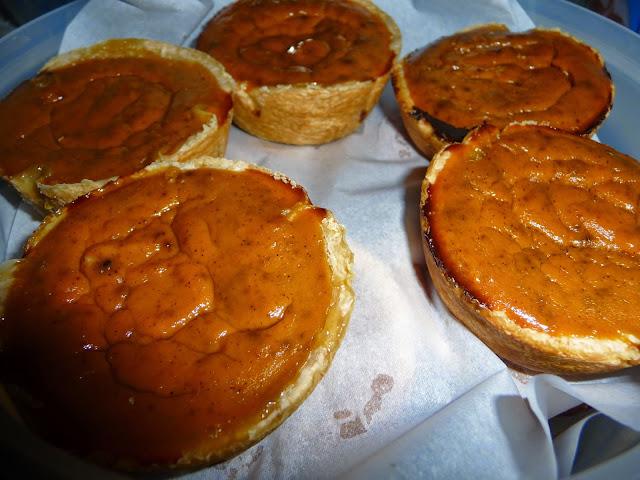 a mini twist on the classic pumpkin pie, hand held pumpkin pies,