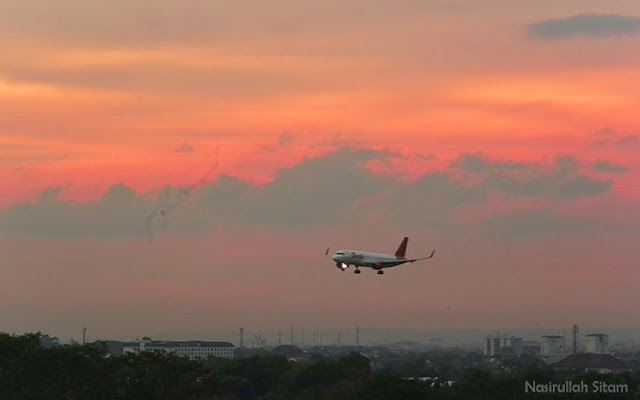 Sebuah pesawat sedang landing ke bandara Adisucipto Yogyakarta