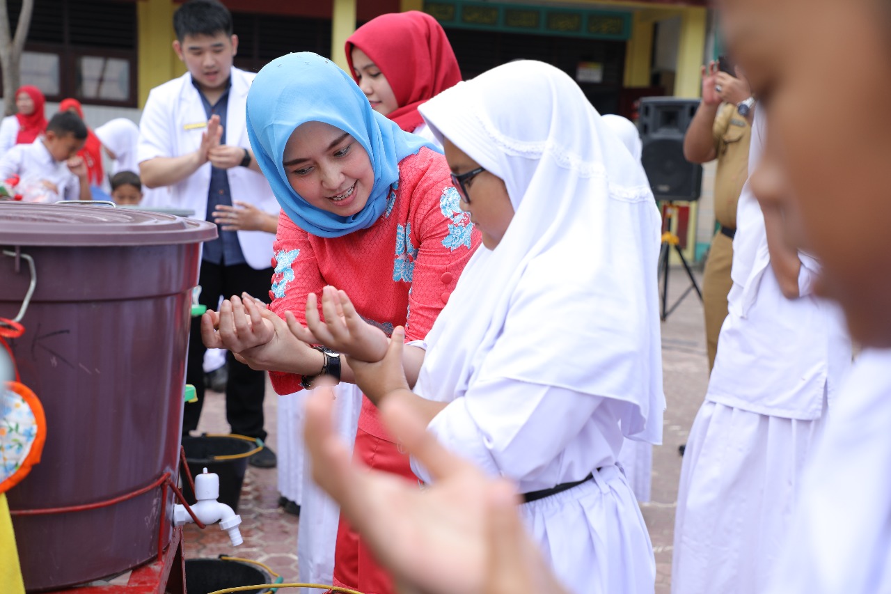 Ketua TP PKK Asahan Hj Winda Fitrika Taufan Gama memgajarkam cara cuci tangan pakai sabun. Ketua TP PKK Asahan Hj Winda Fitrika Taufan Gama memgajarkam cara cuci tangan pakai sabun.
