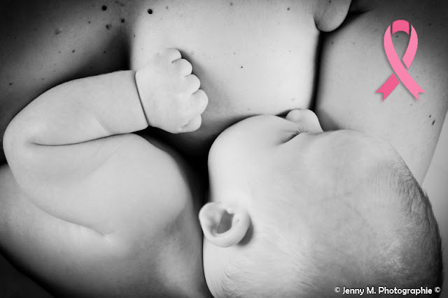 portrait noir et blanc de bébé au sein