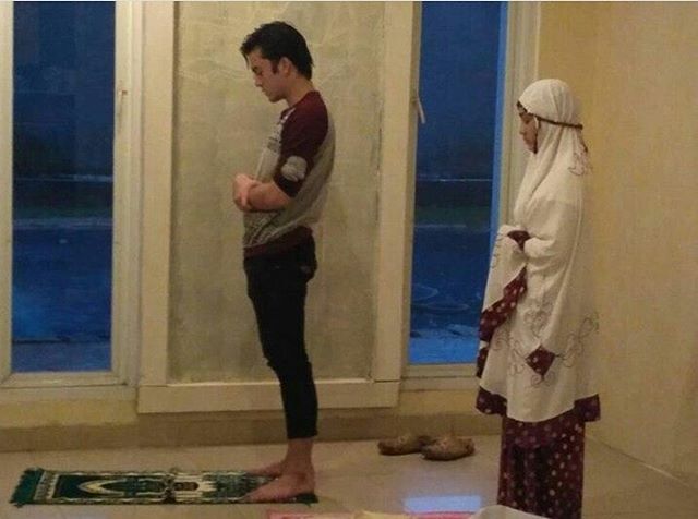 Sempatkan Shalat Berjamaah Di Sela Syuting, Artis Muda Ini Tuai Pujian, Lihat Juga Videonya!