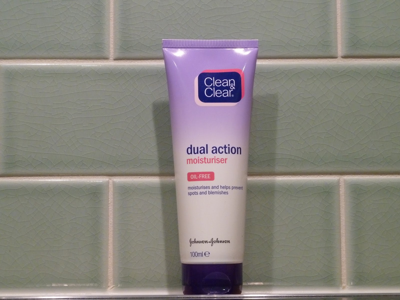 dual action moisturiser