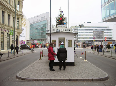 Checkpoint Charlie, Berlin, Alemania, round the world, La vuelta al mundo de Asun y Ricardo, mundoporlibre.com