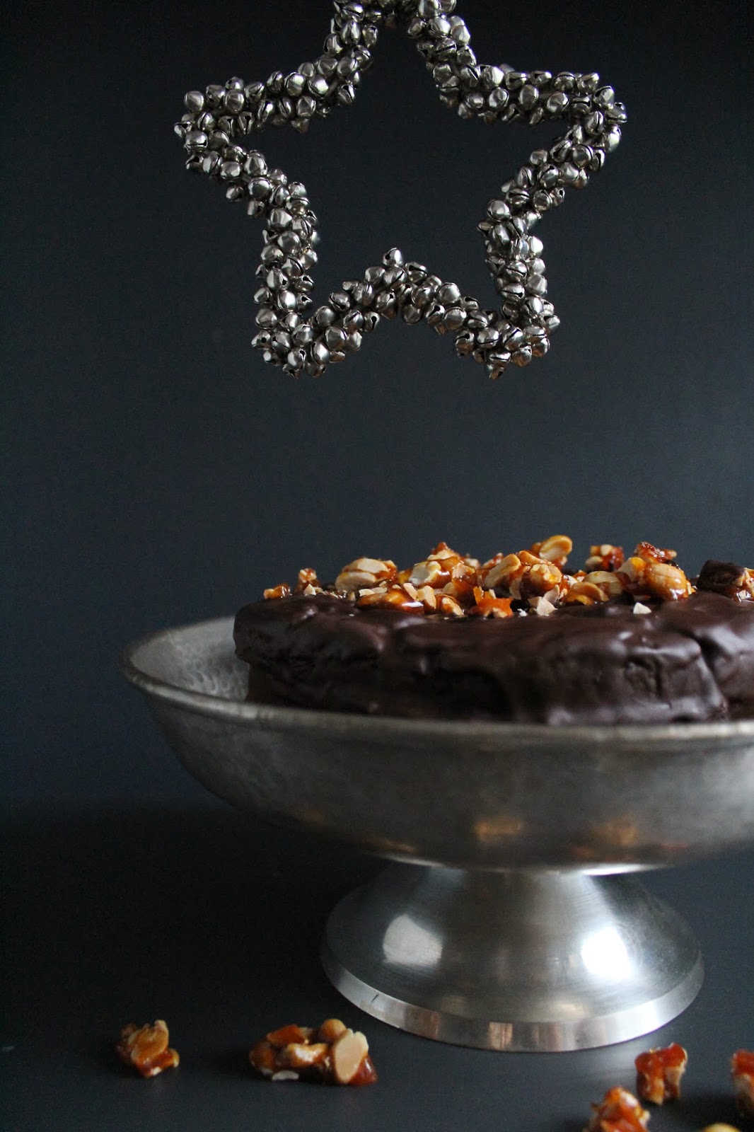 Feines Handwerk: Schokoladiger Schokokuchen mit Schokolade und Erdnuss ...