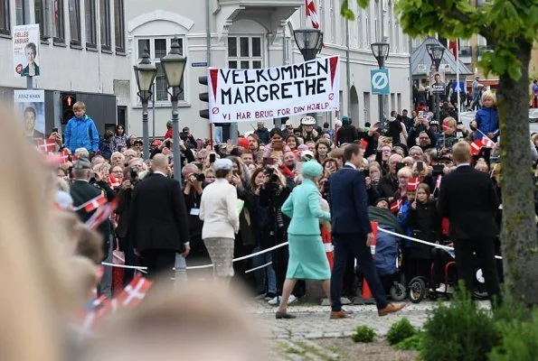 Queen arrived at Nyborg Harbour and was welcomed by Mayor Kenneth Muhs of Nyborg. Royal summer tour on the Dannebrog