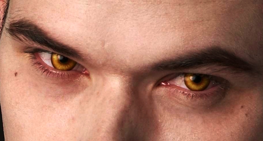 Взгляд от 2 лица. Желто красные глаза. Оранжевые глаза. Желтые глаза.