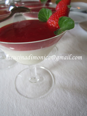 panna cotta con salsa di fragole