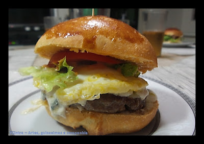 PÃO E CARNE DE HAMBÚRGUER CASEIROS; PÃO E CARNE DE HAMBÚRGUER FEITOS EM CASA; FAÇA EM CASA; LANCHE CASEIRO; CARNE DE HAMBÚRGUER CASEIRA; PÃO DE HAMBÚRGUER CASEIRO; 