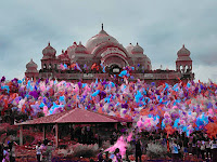 готовый-фестиваль-холи,-праздник-холи-в-индии,-люди-бросаются-разноцветной-хной-на-фоне-дворца, эффект размытие по гауссу и сухая кисть