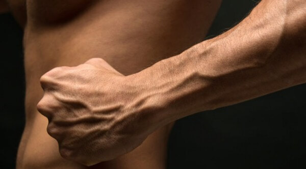 لماذا تكون عروق اليد بارزة لدى الرجال ؟