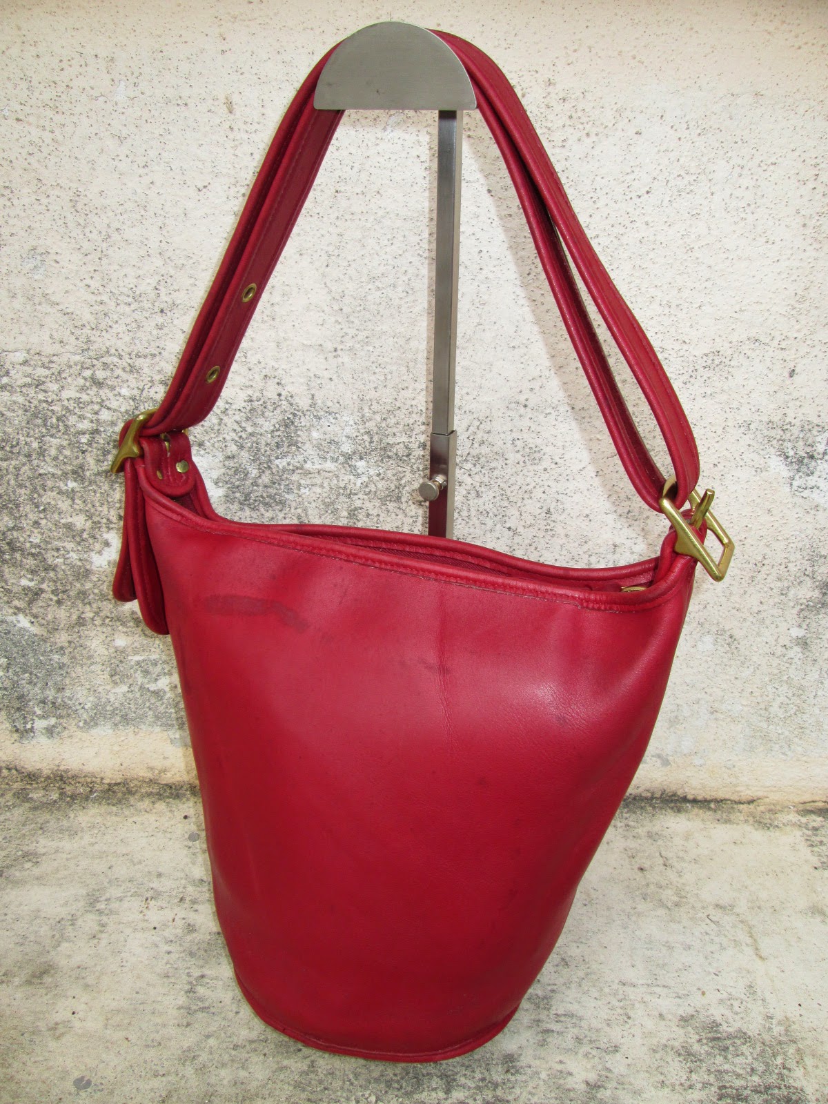 d0rayakEEbaG: Authentic Coach Red Leather Shoulder/Sling Bag(SOLD)