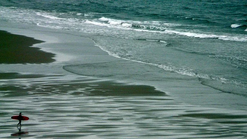 En la playa de La Salvaje, Sopelana, apenas hay olas y se preparan para la carrera nudista