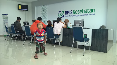 Anak kecil berlarian di Kantor BPJS Kesehatan