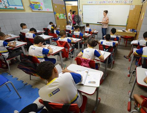 Novo projeto de Escola sem Partido permite que aluno grave professor
