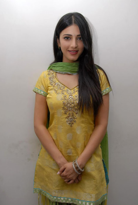 shruti han at gabbar singh success meet photo gallery