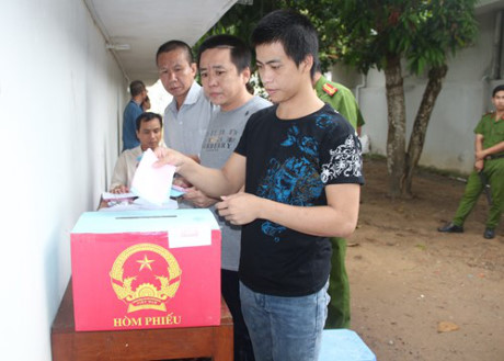 Hơn 1.000 người đang tạm giam được đi bầu cử - Ảnh 1 Hon 1.000 nguoi dang tam giam duoc di bau cu - Anh 1