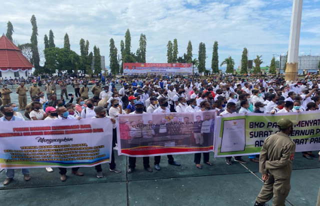 Nicolaus Wenda Ungkap Tjahjo Kumolo Buka Peluang Angkat Honorer Papua Tanpa Tes Nicolaus Wenda Ungkap Tjahjo Kumolo Buka Peluang Angkat Honorer Papua Tanpa Tes